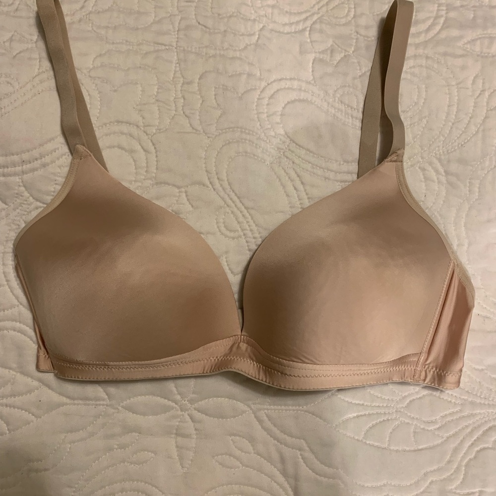 HANRO Women’s 80C-36C Satin Deluxe Soft Cup Bra Natural